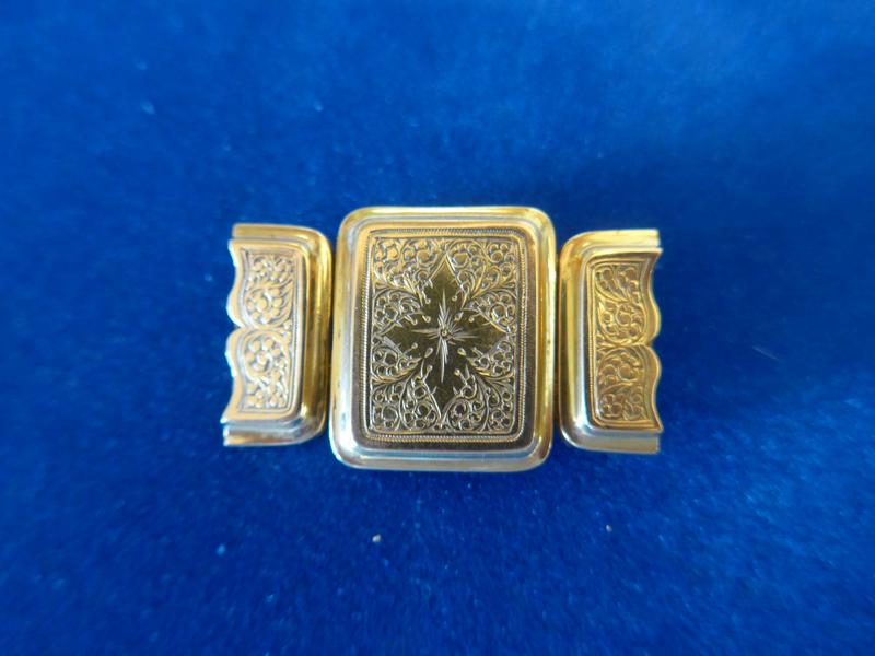 BROCHE en or jaune (750) ciselé de rince...