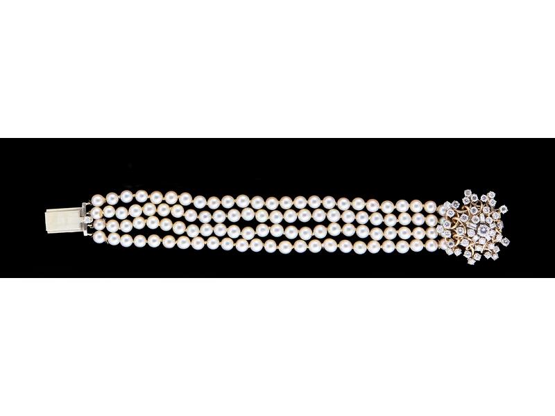 BRACELET de quatre rangs choker de perles...