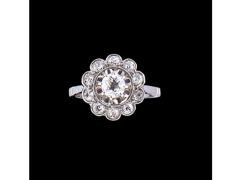 BAGUE marguerite en platine, sertie au centre...