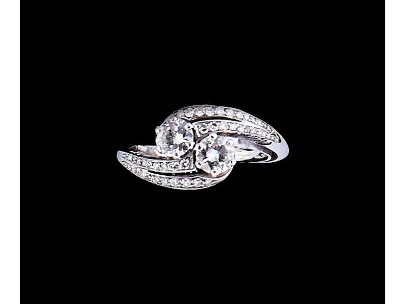 BAGUE en or blanc sertie de deux diamants...
