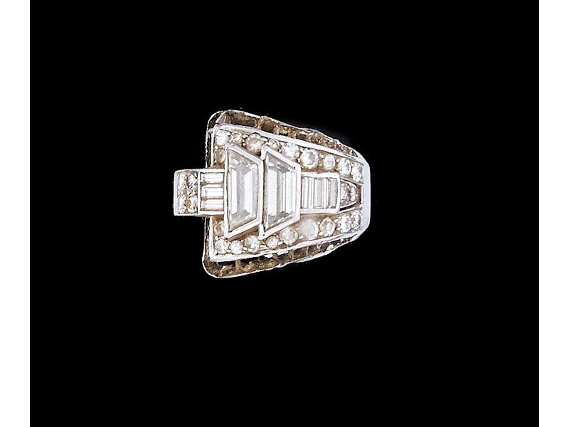 BAGUE en platine à motif géométrisant en...
