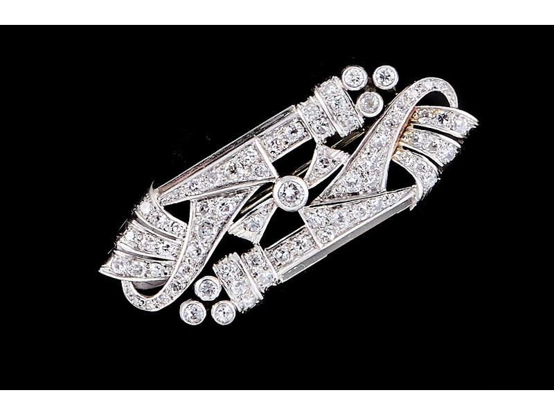 BROCHE oblongue en platine et or gris 18K...