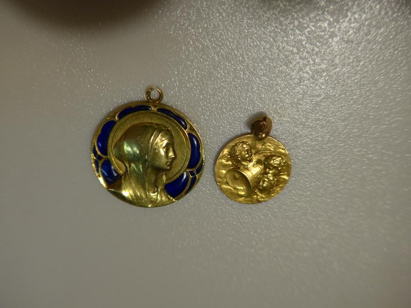 DEUX MEDAILLES religieuses en or jaune (750),...