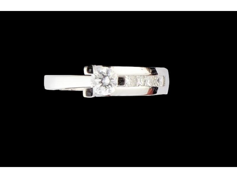 BAGUE en or blanc (750) sertie d'un diamant...