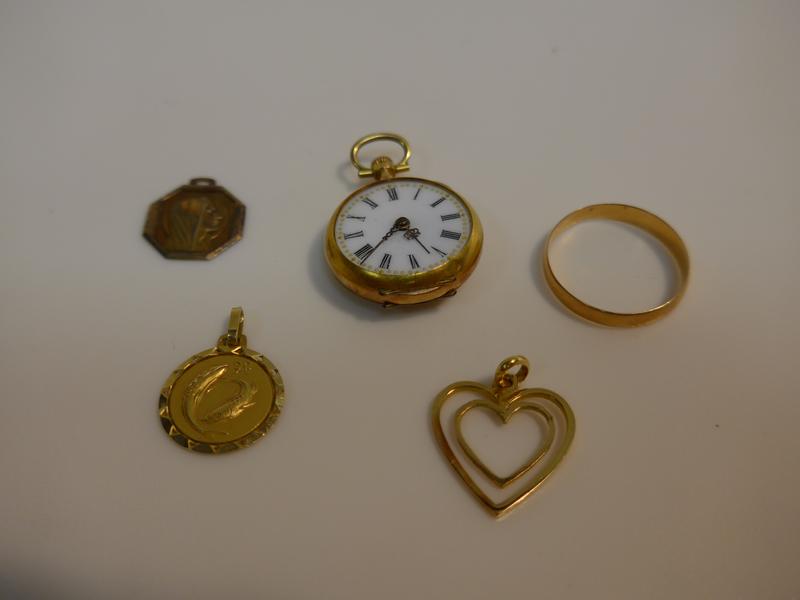 LOT D'OR (750) comprenant DEUX MEDAILLES,...