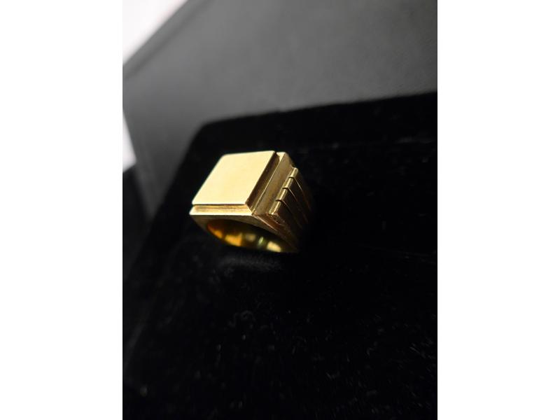 BAGUE CHEVALIERE en or jaune (750) . Poids...