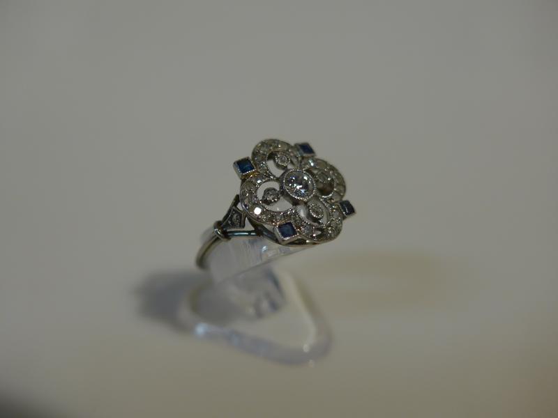 BAGUE en or gris (750) à motif ajouré quadrilobé,...