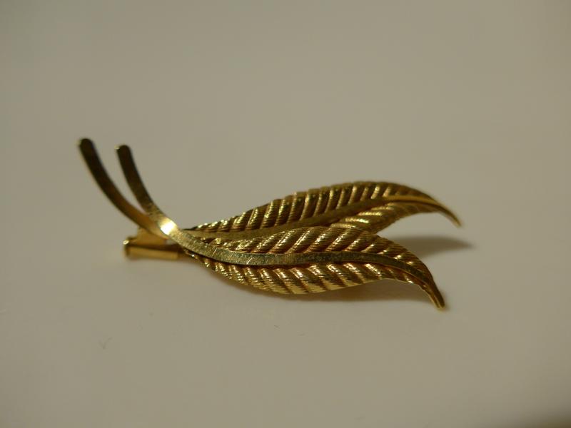 BROCHE en or jaune (750) en forme de deux...