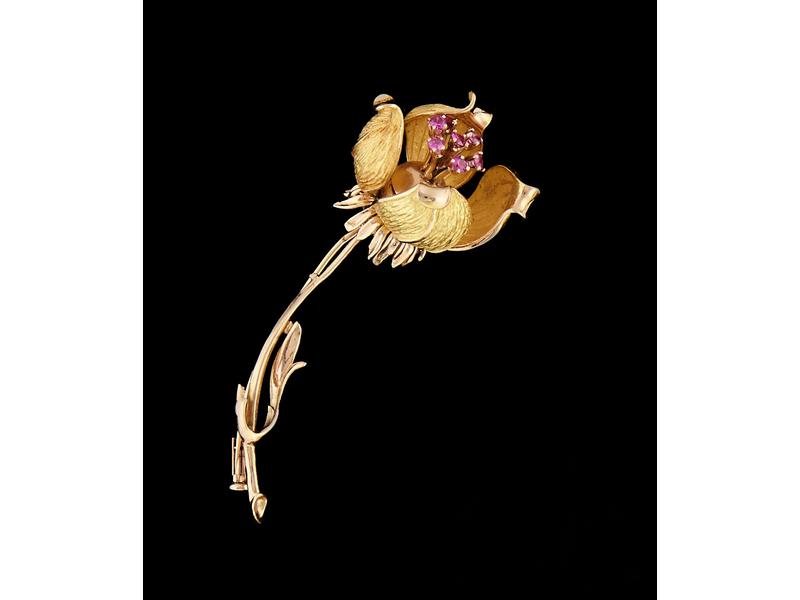 BROCHE en or jaune (750) en forme de bouton...