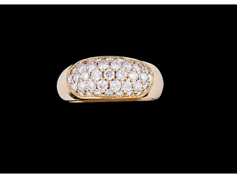 BAGUE en or jaune (750) pavée de petits diamants...