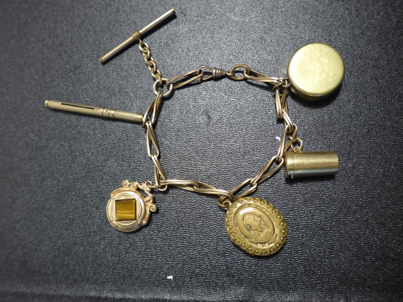 BRACELET BRELOQUE en métal à maillons.