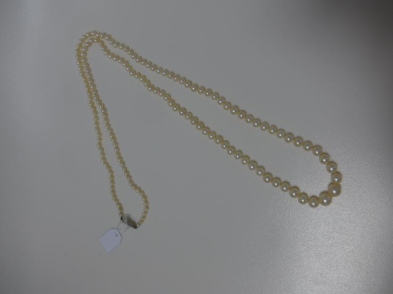 GRAND COLLIER de environ 180 perles en chute,...