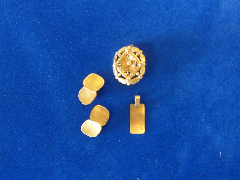 PAIRE DE BOUTONS DE MANCHETTES carrés en...