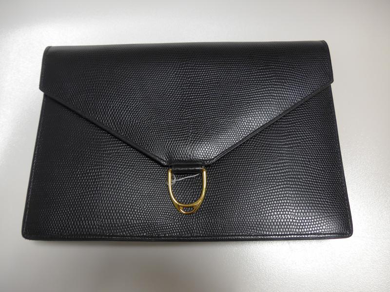 POCHETTE en cuir noir façon lézard fermé...