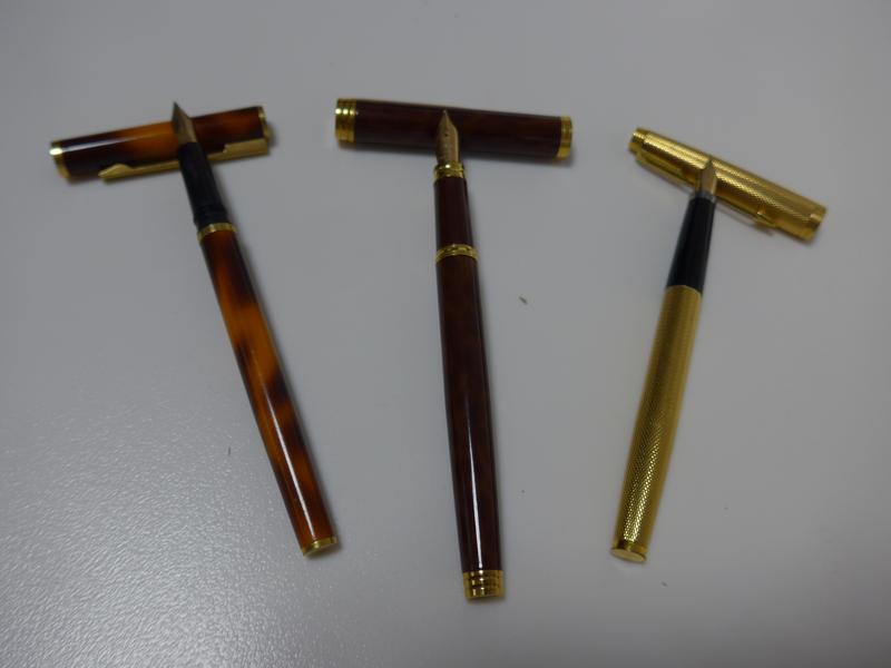 TROIS STYLOS à plume or (750), dont deux...