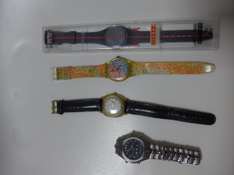 QUATRE MONTRES dont deux Swatch.