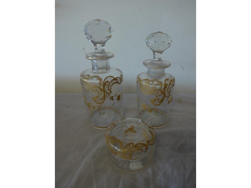 DEUX FLACONS ET UNE BOÎTE couvertes en verre...