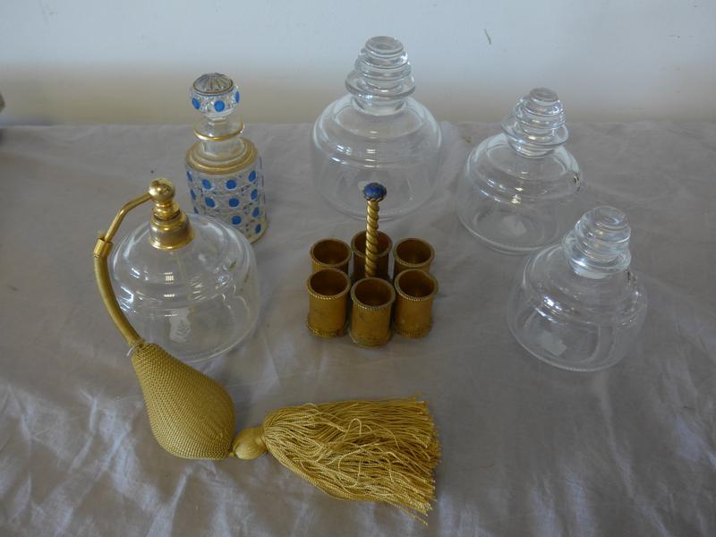 CINQ FLACONS de toilette et un PORTE-FLACONS...