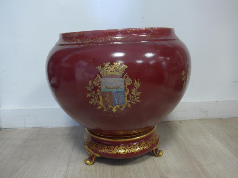 CACHE-POT en faïence à décor émaillé aux...