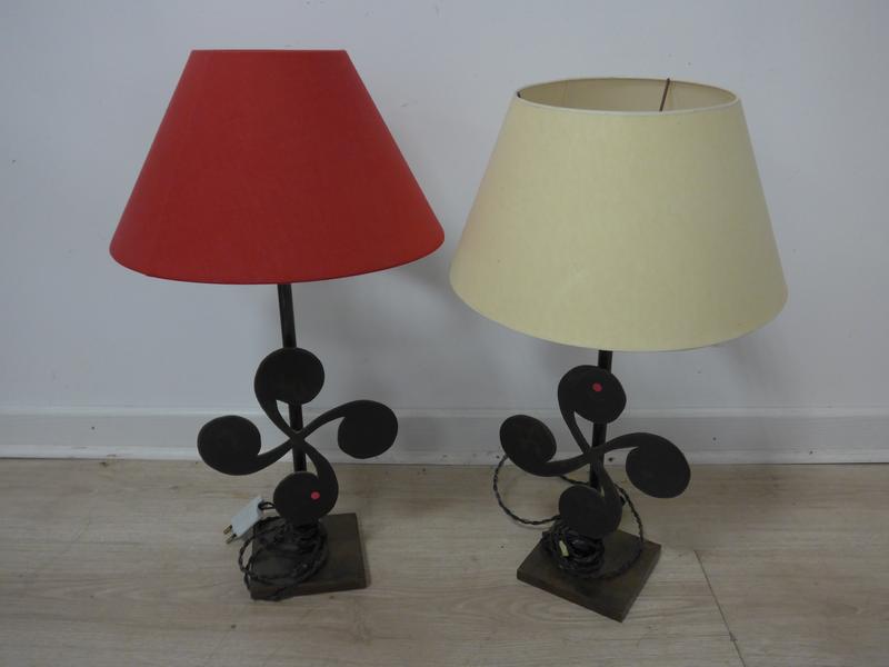 PAIRE DE LAMPES en métal noir, " Croix basque...
