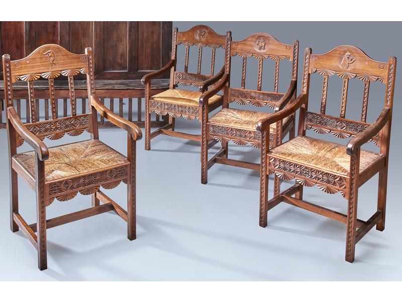 SUITE DE QUATRE FAUTEUILS paillés en chêne...