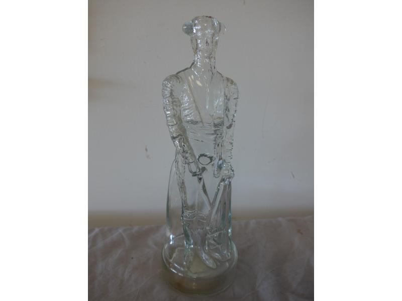 BOUTEILLE en verre moulé représentant un...