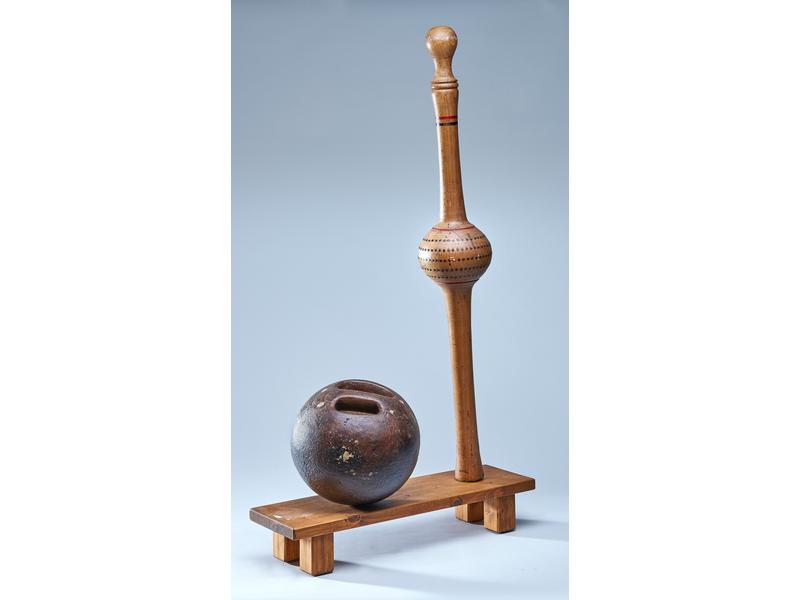 QUILLE ET BOULE de 9 sur un socle de pré...