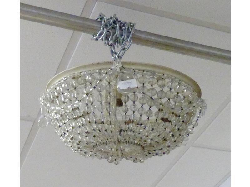PLAFONNIER ovale en perles de verre et pampilles...