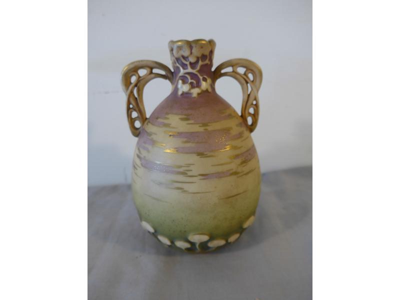 VASE ovoïde à col en porcelaine émaillée...