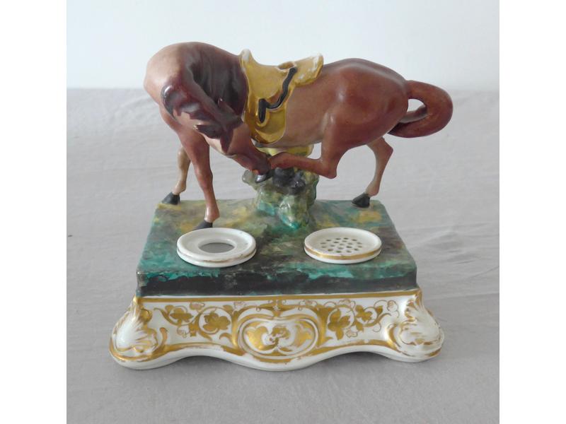 ENCRIER en porcelaine émaillée polychrome...