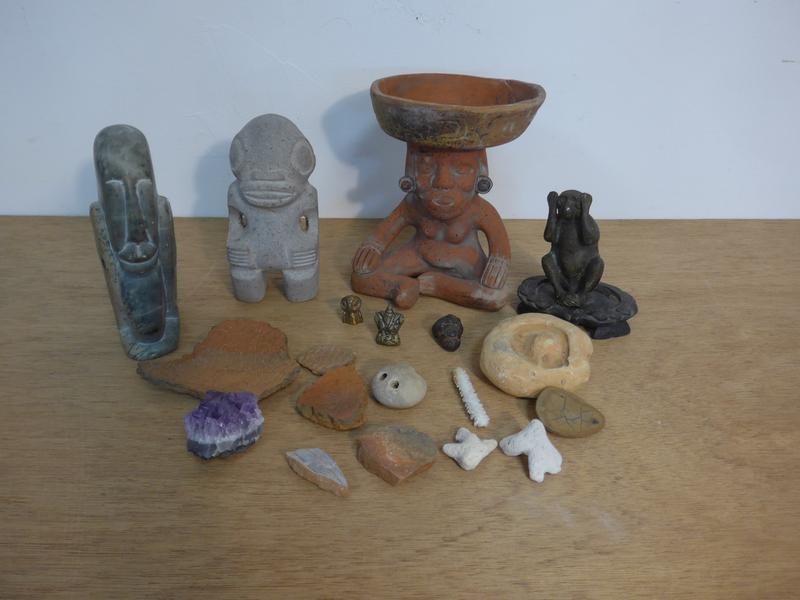 ENSEMBLE DE STATUETTES en pierre, fossiles,...