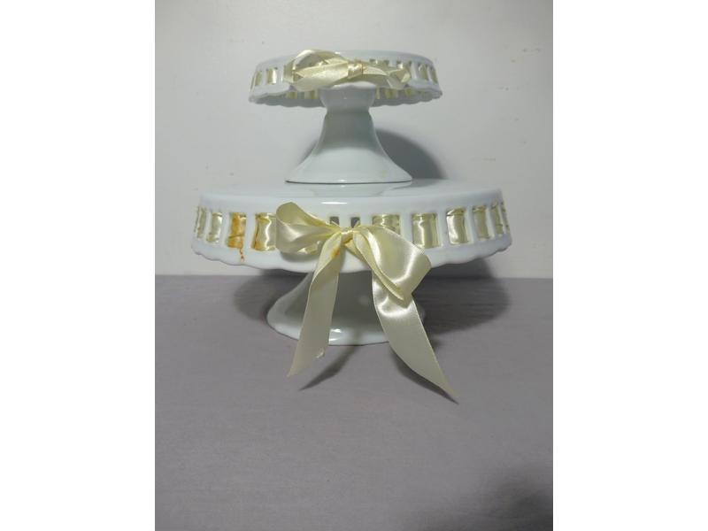 DEUX PLATEAUX sur piédouche en porcelaine...