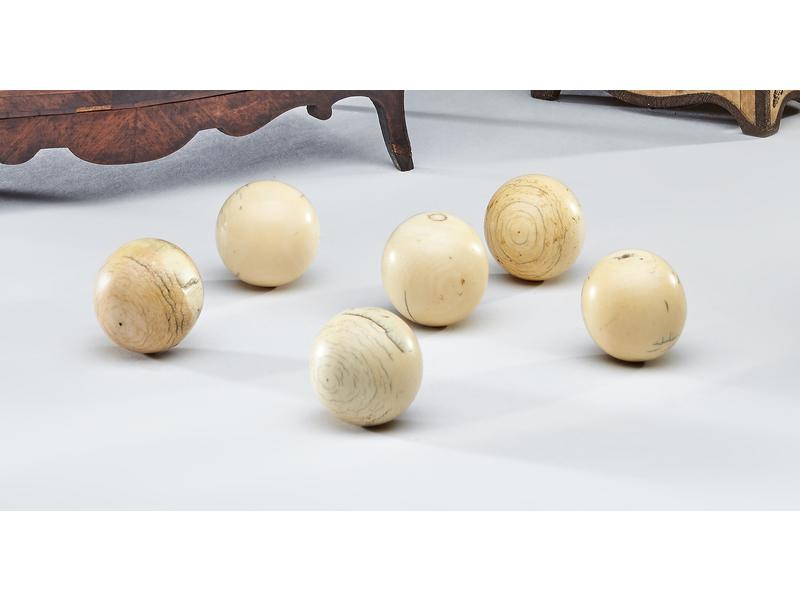 SIX BOULES DE BILLARD en ivoire blanc, début...