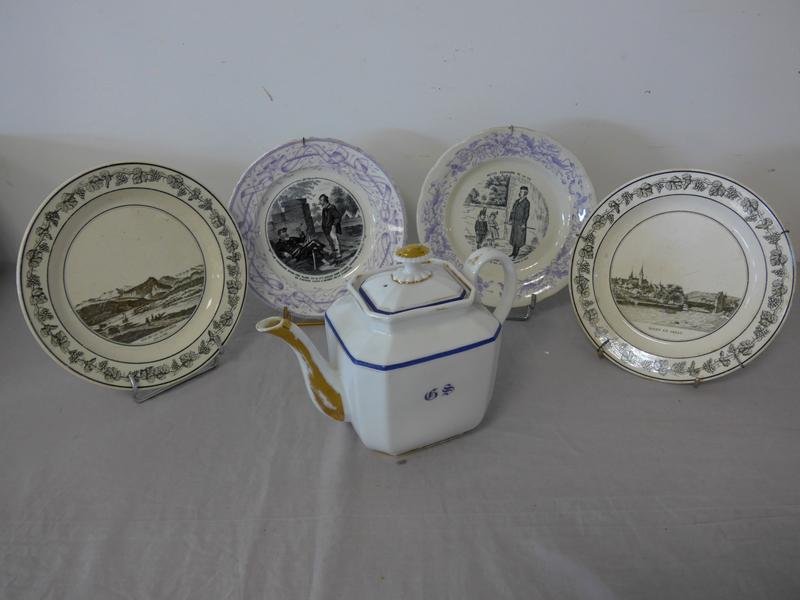 QUATRE ASSIETTES en faïence fine à décor...