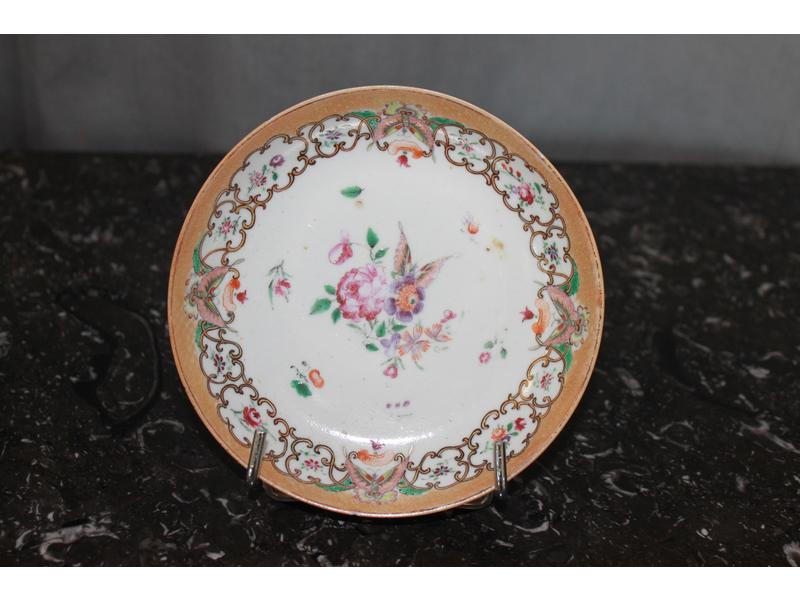 COUPELLE en porcelaine à décor émaillé polychrome...