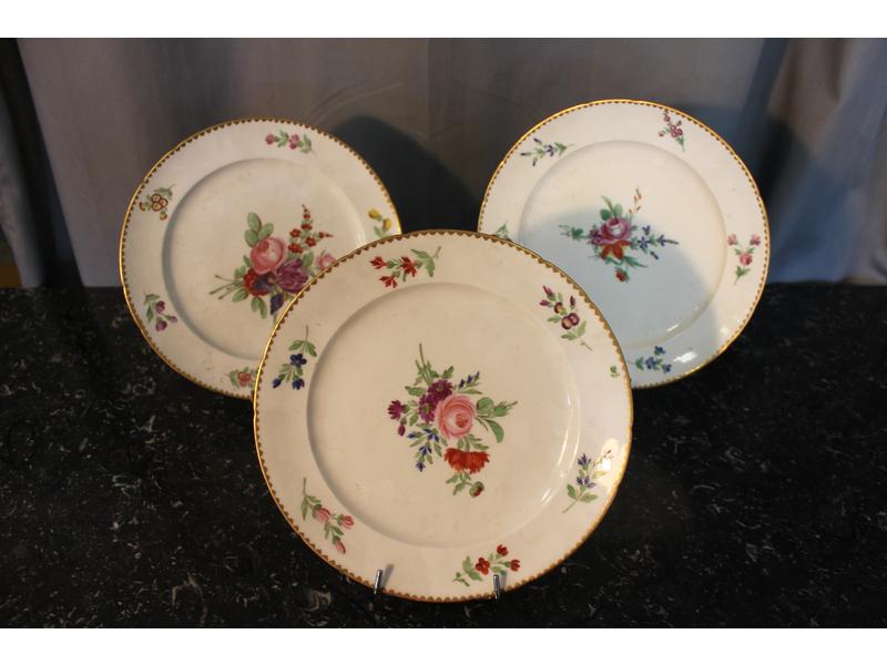 TROIS ASSIETTES en porcelaine à décor émaillé...