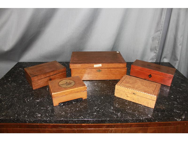 LOT DE CINQ BOÎTES en bois divers.