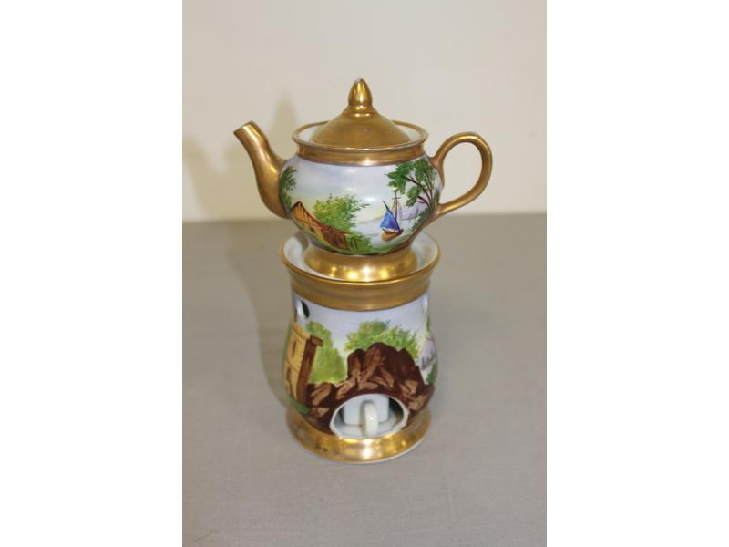 TISANIERE en porcelaine émaillée et dorée...