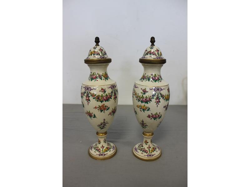 PAIRE DE VASES COUVERTS de forme balustre...