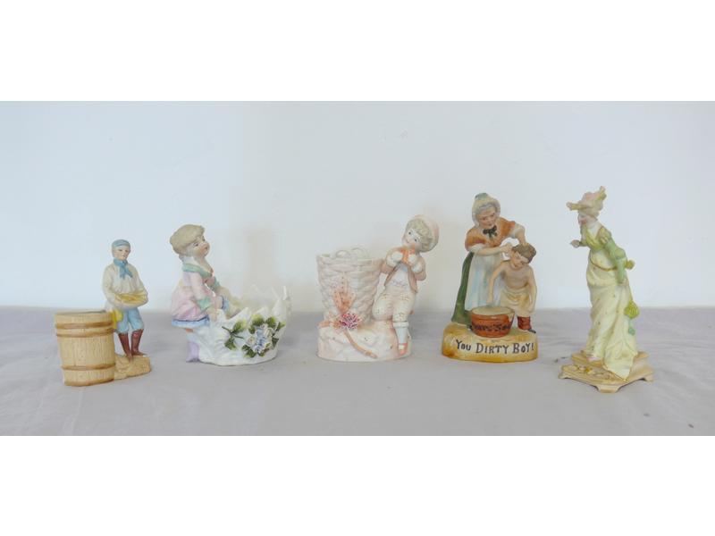 CINQ FIGURINES en biscuit polychrome dont...