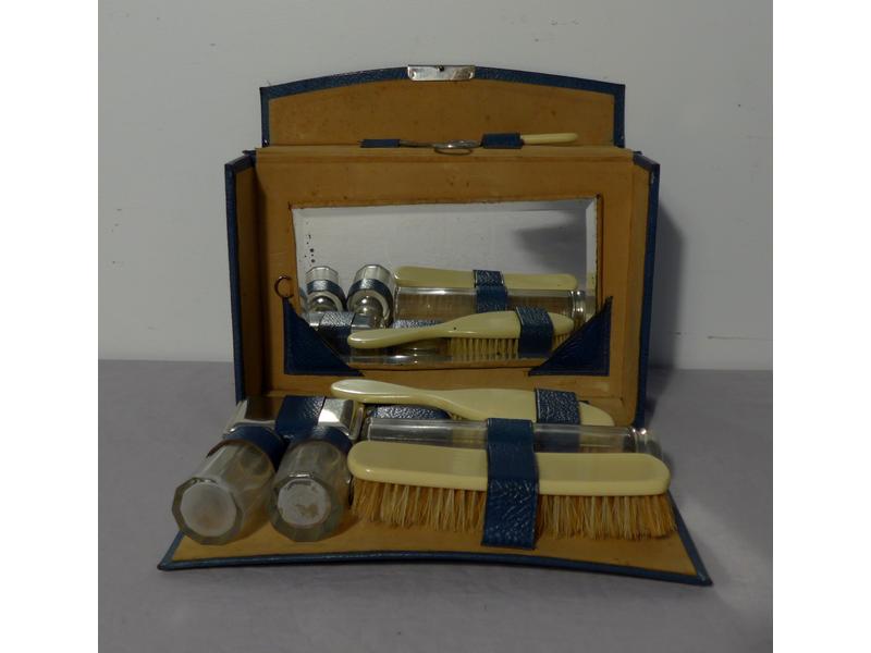 COFFRET DE TOILETTE gainé bleu, avec nécessaire...