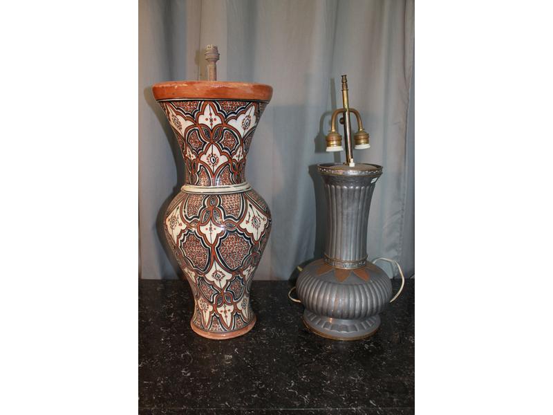 DEUX PIEDS DE LAMPES de style Oriental, l'une...