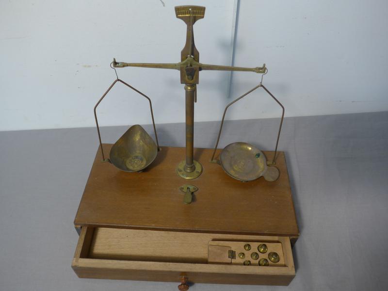 PETITE BALANCE en laiton, sur base en bois...