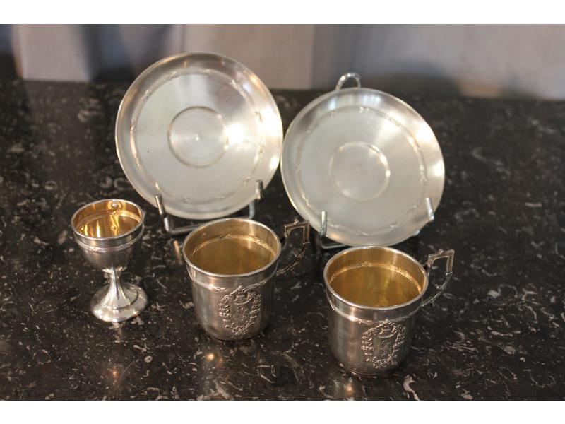 PAIRE DE TASSES ET SOUS-TASSES ET UN COQUETIER...