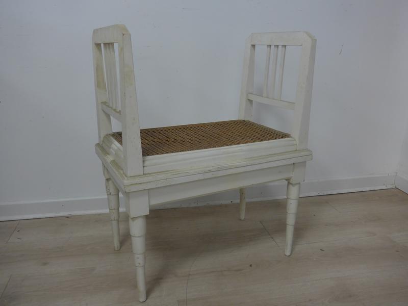 PETITE BANQUETTE cannée en bois laqué blanc,...