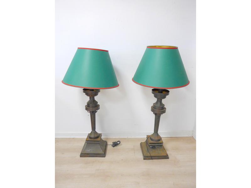 PAIRE DE LAMPES en tôle repoussée de forme...