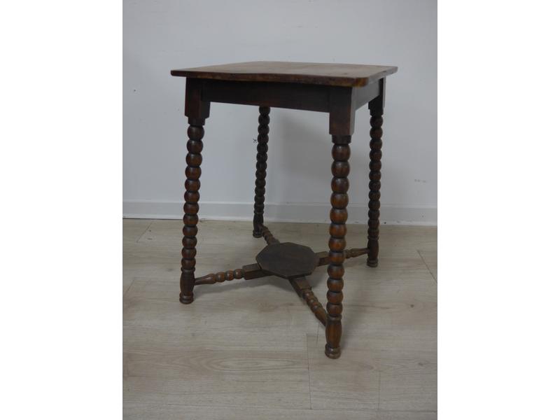 TABLE BASSE carrée en chêne ciré, piètement...