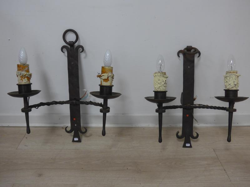 SUITE DE SIX APPLIQUES électrifiées en fer...