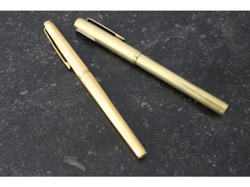 DEUX STYLOS-PLUMES, un Dunhill et un Parker...