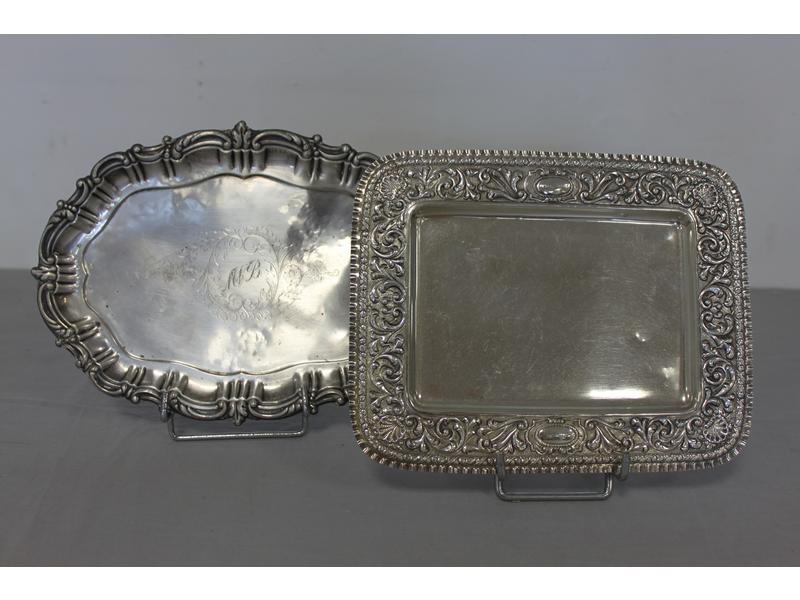 DEUX PETITS PLATEAUX en argent (915) l'un...